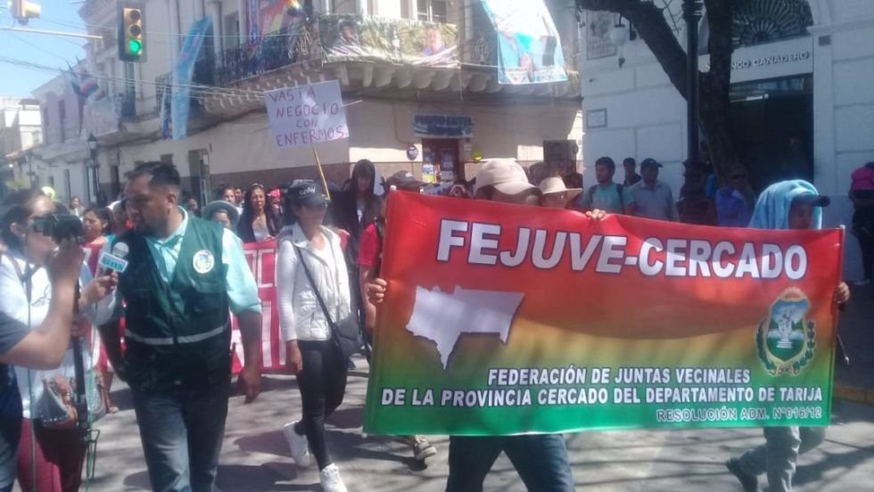 Vecinos de Tarija marchan y exigen a médicos suspender paro