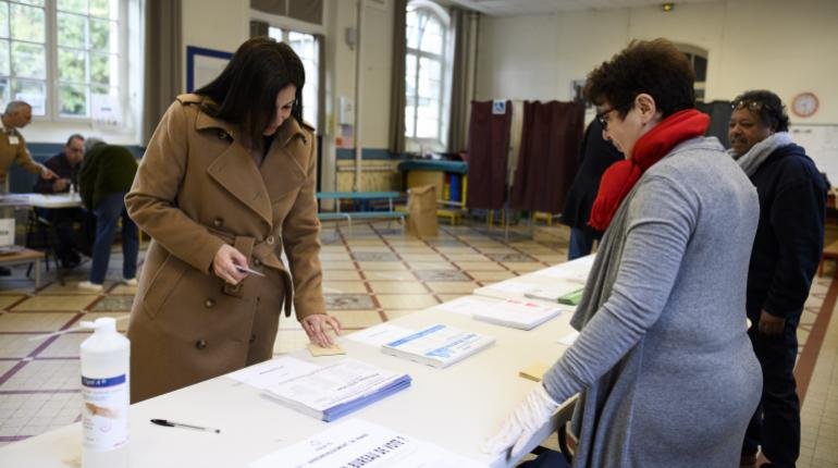 Los franceses votaran para elgir alcaldes pese a la amenaza del coronavirus