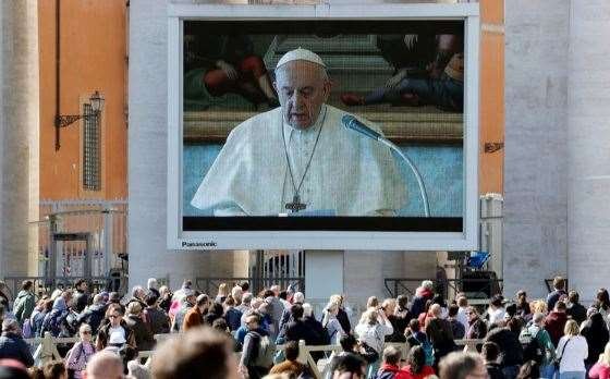 El papa Francisco celebra en Angelus en medio del temor por el coronavirus por video