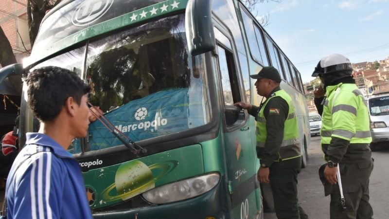 Tras resistirse choferes deciden acatar la cuarentena en el trópico