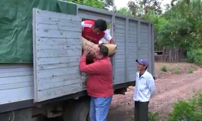 Gobernación de Tarija entrega víveres en las provincias