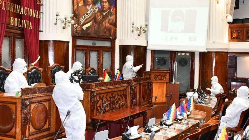 «Indignante». Diputados usan mejores medidas de bioseguridad que los médicos en Bolivia