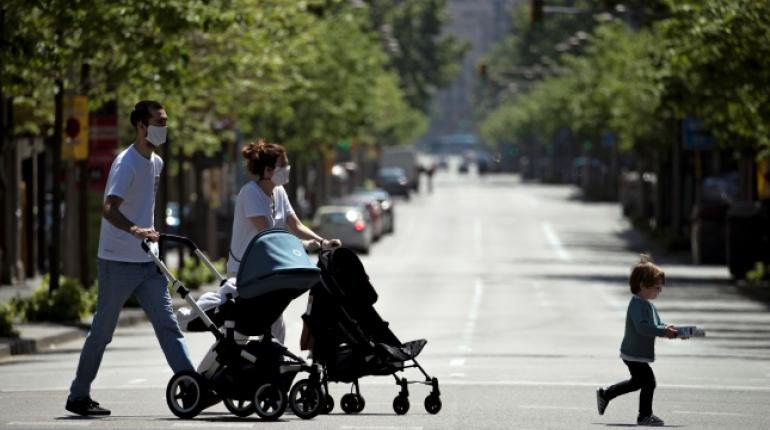 Lo niños vuelven a las calles españolas con entusiasmo tras 43 días en casa