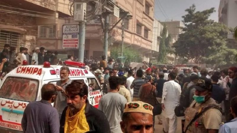 Un avión con más de 100 personas a bordo se estrella en Pakistán