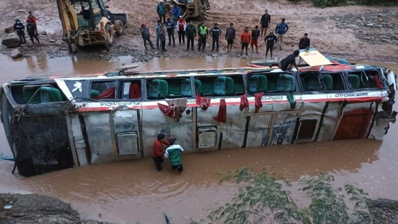 Fallecen cuatro personas de un bus que se embarranco en la ruta Sucre-Monteagudo