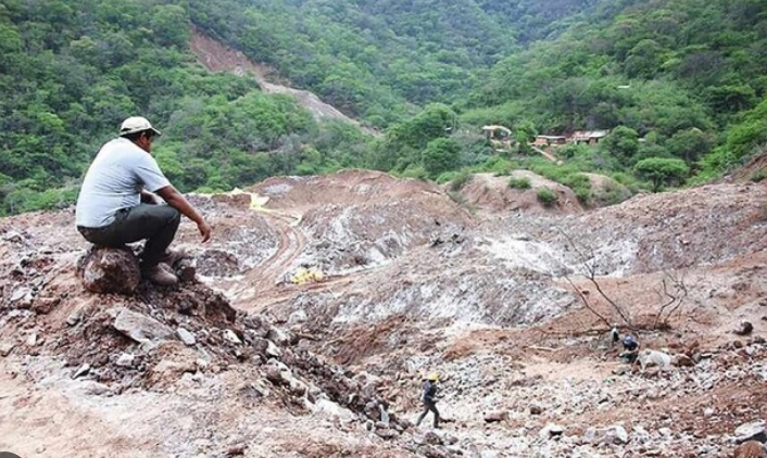 Aprehenden a dos sujetos por explotación ilegal de sal rosada en Tarija