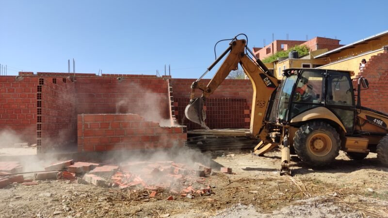 Alcaldía de Tarija procede a la demolición de una construcción clandestina que invadía área verde