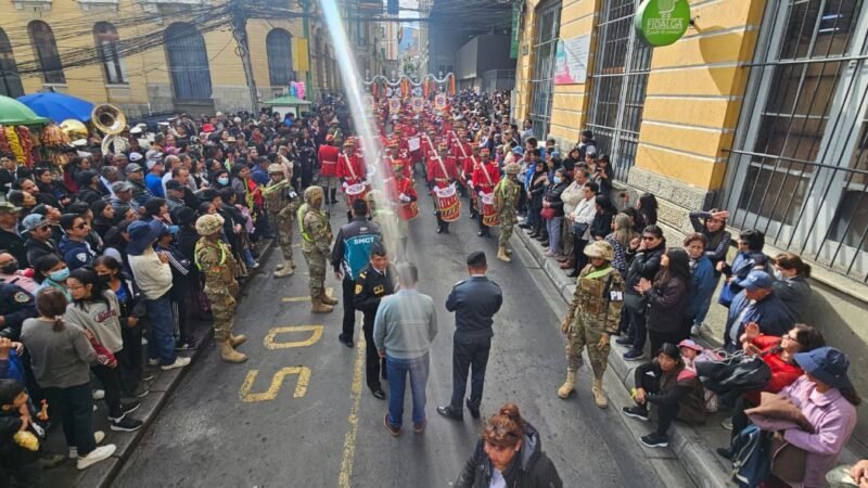 Bandas de las Fuerzas Armadas acompañan la procesión del Santo Sepulcro, tras 15 años