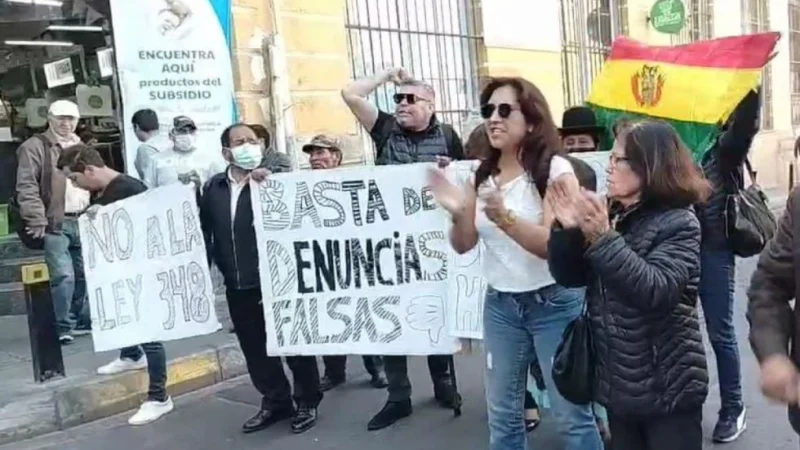 Hombres protestan exigiendo revisión de la Ley 348 «por igualdad de justicia»