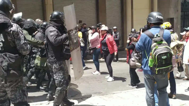 Movilización de maestros en La Paz deja a seis policías heridos con quemaduras de petardos de “alto impacto”