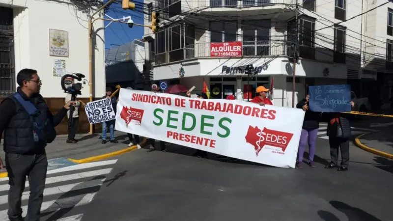 Trabajadores del Sedes de Tarija persisten con paro y bloqueos en demanda del pago del «Bono de Té»