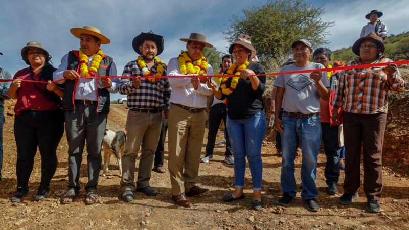 Alcalde de Tarija inaugura el camino comunal de Sella Quebrada