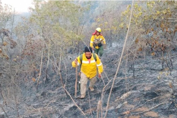 Tras descontrol del fuego, avión cisterna intenta sofocar incendios en Mairana, Quirusillas y Pampagrande