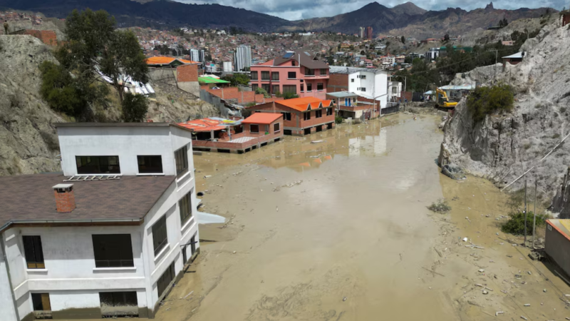 DESLIZAMIENTO DE TIERRA EN LA CIUDAD DE LA PAZ, DEJA MAS DE 40 VIVIENDAS AFECTADAS