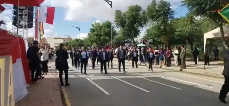 Alcalde de Tarija inaugura el desfile escolar por los 208 años de la Batalla de la Tablada con mensaje a la juventud