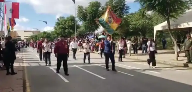 Más de 150 unidades educativas participan en los desfiles escolares por los 208 años de la Batalla de la Tablada en Tarija