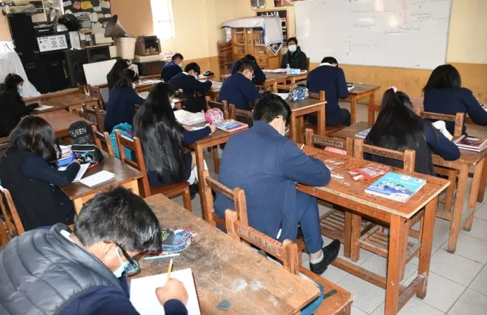 Docente que pedía consumo de alcohol a cambio de nota a sus alumnos renuncia a su cargo en Tarija