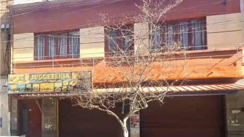 Policía involucrado en una agresión a su pareja quien supuestamente le cortó en el cuello