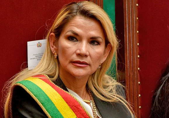 Áñez señala que ‘jamás’ se reunió con el expresidente Jair Bolsonaro y que jamas hubo golpe de estado.