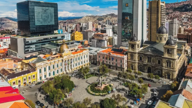 Refacción de la plaza Murillo para el acto de transmisión