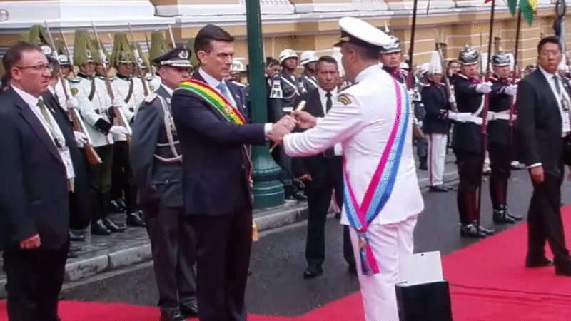 Rodrigo Paz recibe el bastón de mando y asume oficialmente como Capitán General de las Fuerzas Armadas