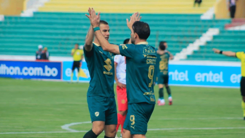 Bolívar vence en Sucre y mete presión en la lucha por el título.