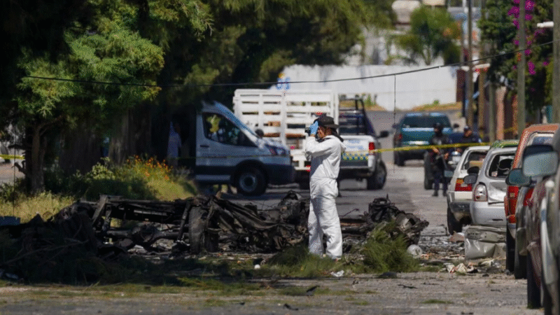 Explosión en Coahuayana deja tres muertos y al menos seis heridos; Fiscalía mexicana investiga posible ataque con explosivos.