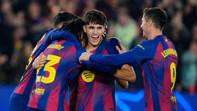 Koundé salva al Barça con un doblete de cabeza y mantiene viva la lucha por los octavos.