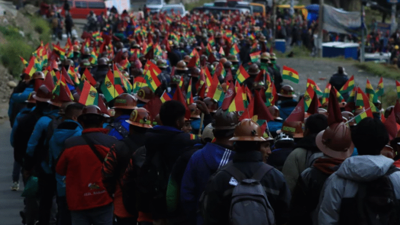 Mineros cooperativistas marchan de El Alto a La Paz contra el DS 5503.