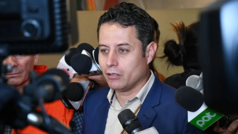 Edmand Lara critica aprobación de créditos por $580 millones aprobados por la Cámara de Diputados.