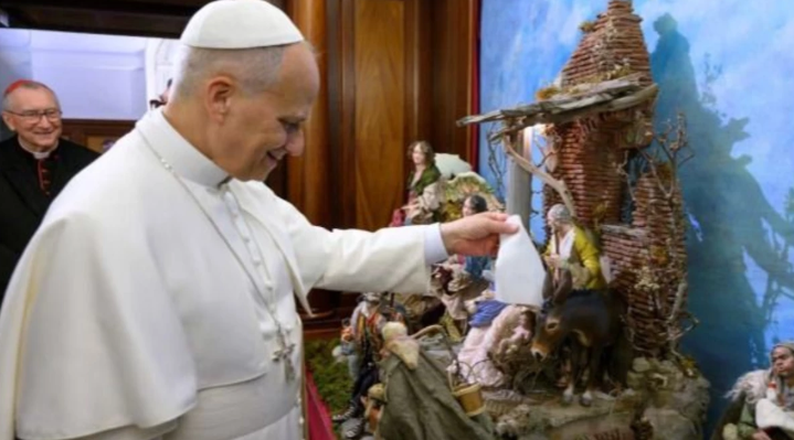 Papa León XVI critica la “economía distorsionada” y reivindica la dignidad humana en su primera misa de Navidad.