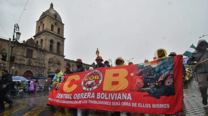 COB mantiene huelga indefinida y marcha por quinto día en rechazo al fin de la subvención a combustibles.