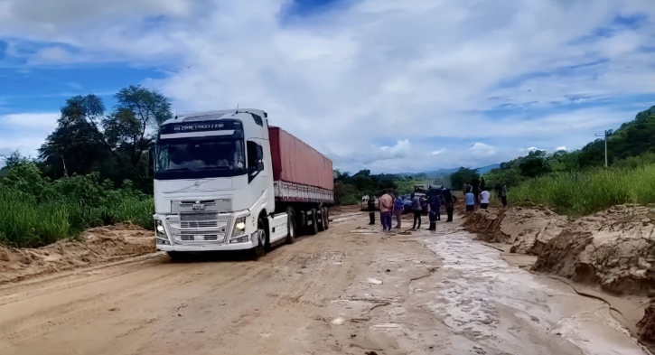 ABC restablece tránsito en Santa Cruz–Abapó tras limpieza por deslizamientos y actualiza estado de carreteras a nivel nacional.