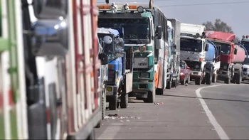 Más de 1.300 camiones atrapados piden una pausa humanitaria