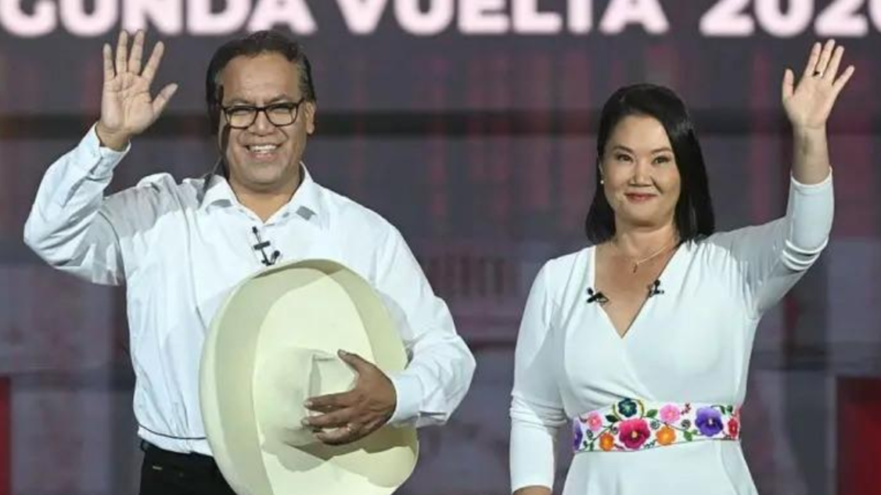 Perú define su futuro en un voto a voto de infarto