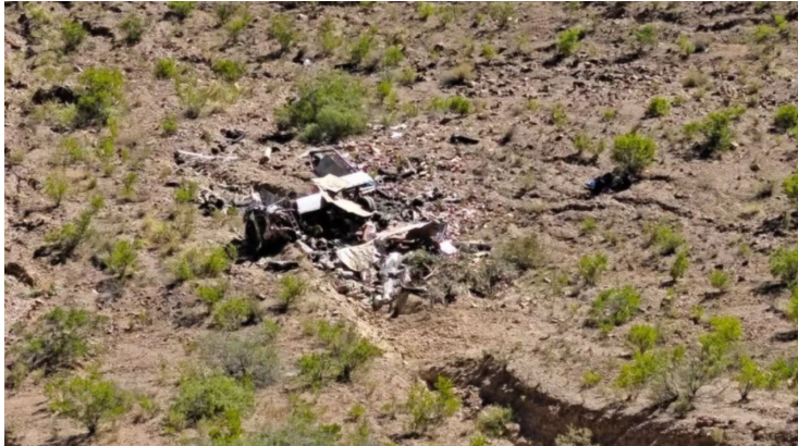 Un camión se embarranca 200 metros y muere el conductor