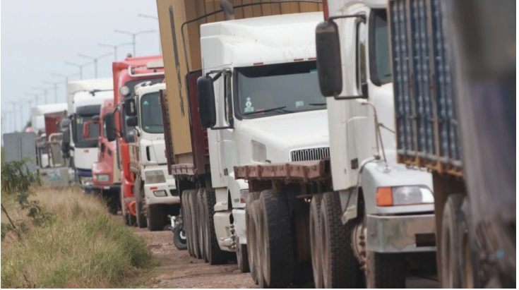 YPFB atribuye las filas por combustible a problemas logísticos y prevé una normalización en los próximos días