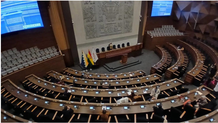 Llegan parlamentarios a la Asamblea y cuestionan a Lara por la convocatoria