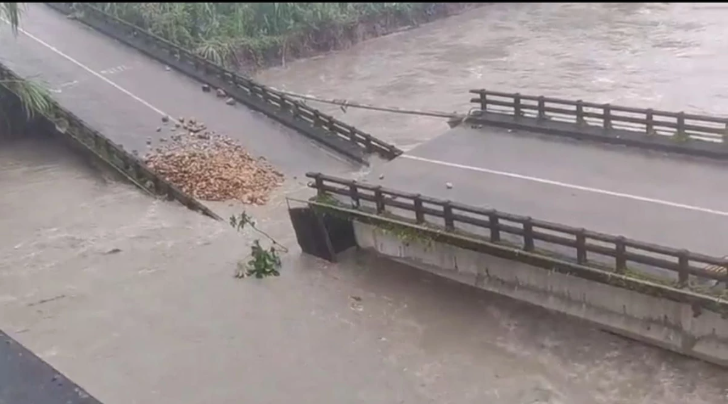 Colapsa puente antiguo de Valle Sacta y restringen el tránsito en la ruta Cochabamba–Santa Cruz