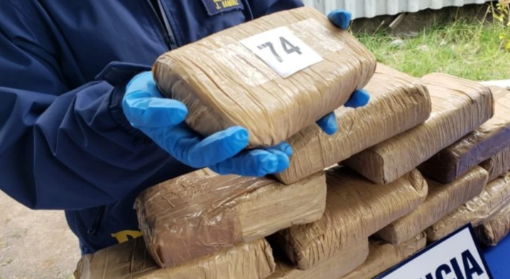 Envían a prisión preventiva a dos bolivianos y un chileno por traficar casi 200 kilos de cocaína desde Bolivia hacia Chile.
