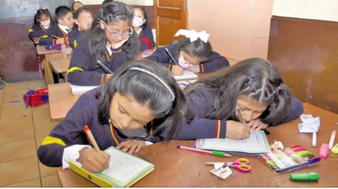 Más de 200.000 estudiantes retoman las clases; algunas regiones mantienen medidas por el frío y enfermedades respiratorias